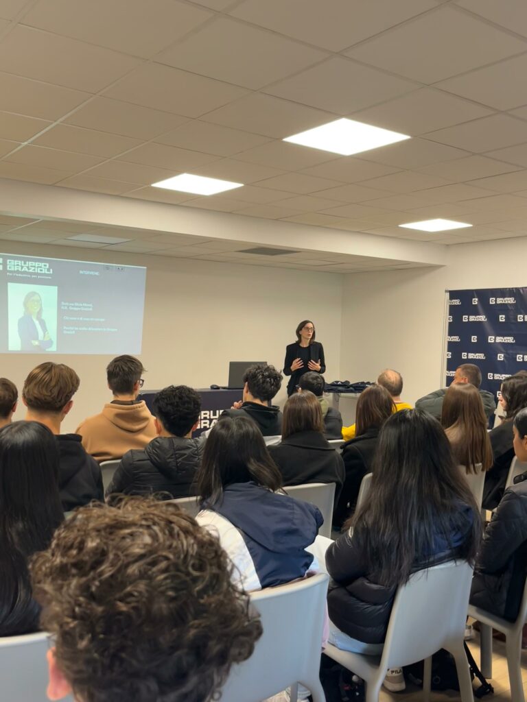 Studenti in visita al Gruppo Grazioli per il PMI Day 2025, iniziativa nazionale di Confindustria Brescia dedicata alle piccole e medie imprese.
